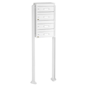 Weißer Burg Wächter Standbriefkasten für 4 Parteien mit Namensschild.