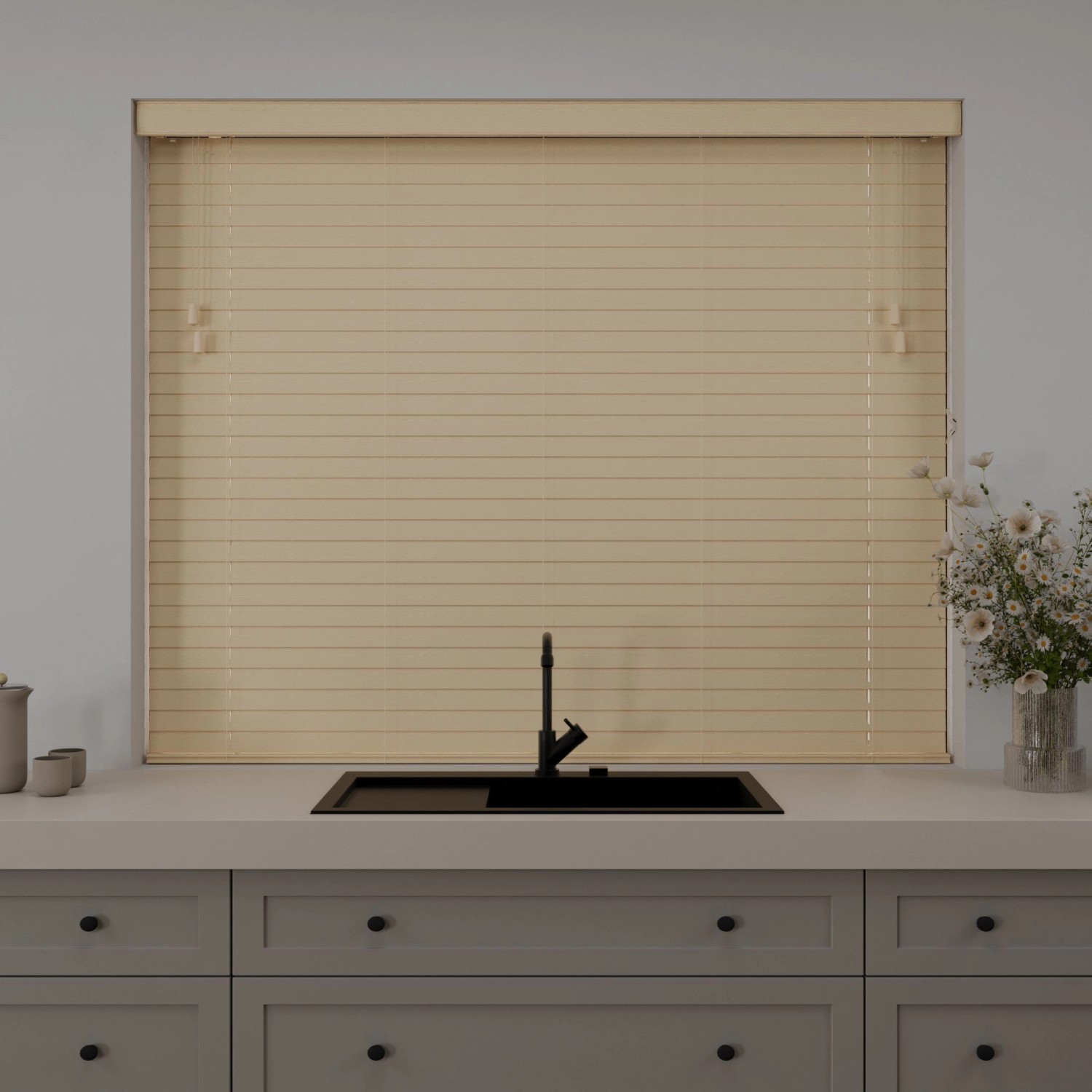 Cocoon Holz Jalousie 210x240 cm, 50mm Lamellen, Naturel im Fenster montiert.