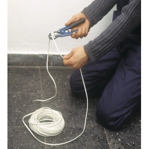 LUX Bolzenschneider mini 200 mm Classic im Einsatz beim Draht schneiden.