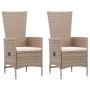 Zwei beige Gartenstühle aus Rattan mit cremefarbenen Polstern, Teil der vidaXL 3-tlg Garten-Essgruppe.