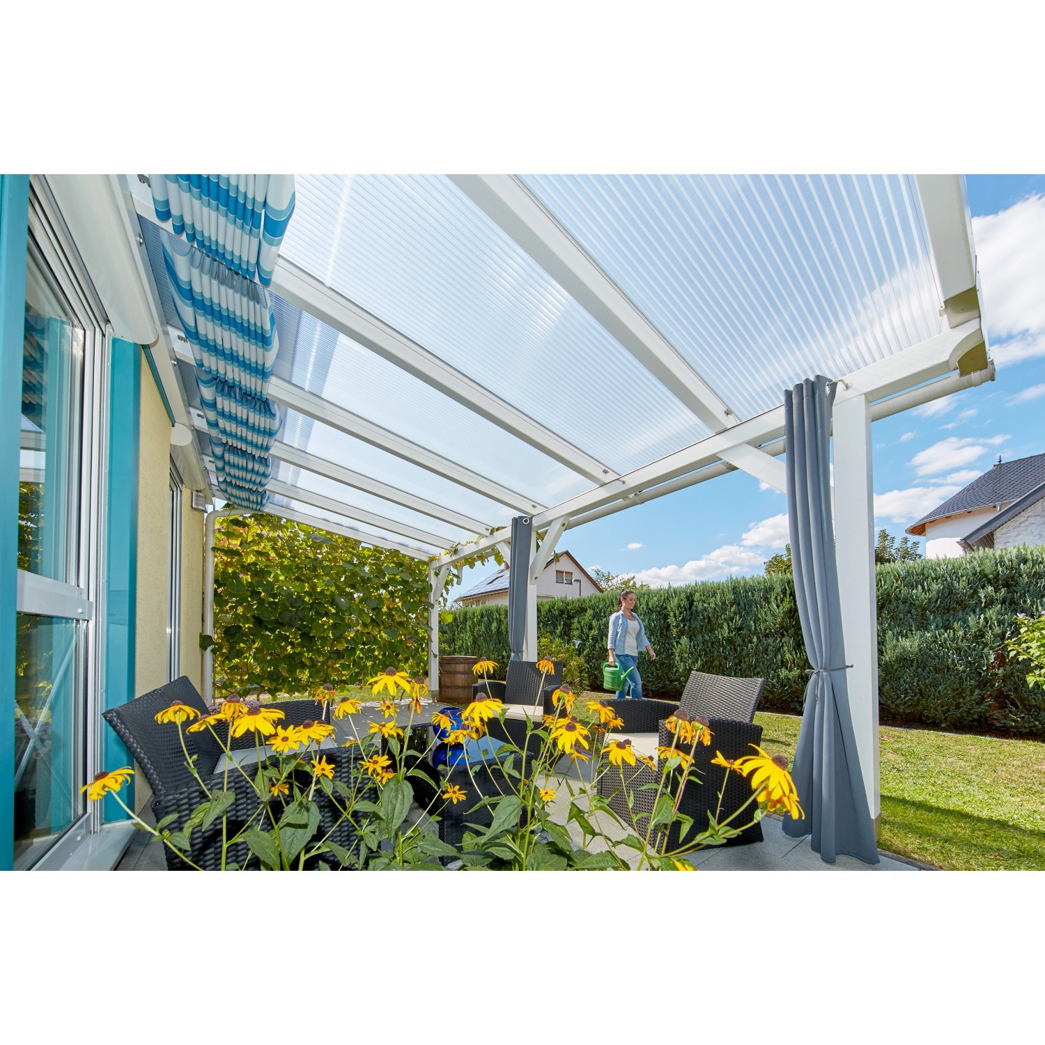 Transparente Acryl Stegdoppelplatte (16 mm) als Terrassenüberdachung im Garten.