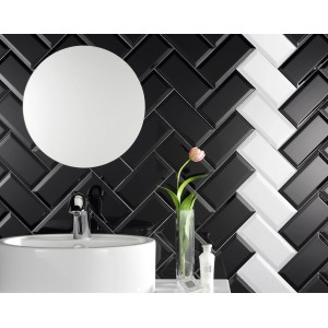 Badezimmer mit Wandfliese Facette Metro Weiß glänzend, 10x20 cm, im Fischgrätmuster verlegt.