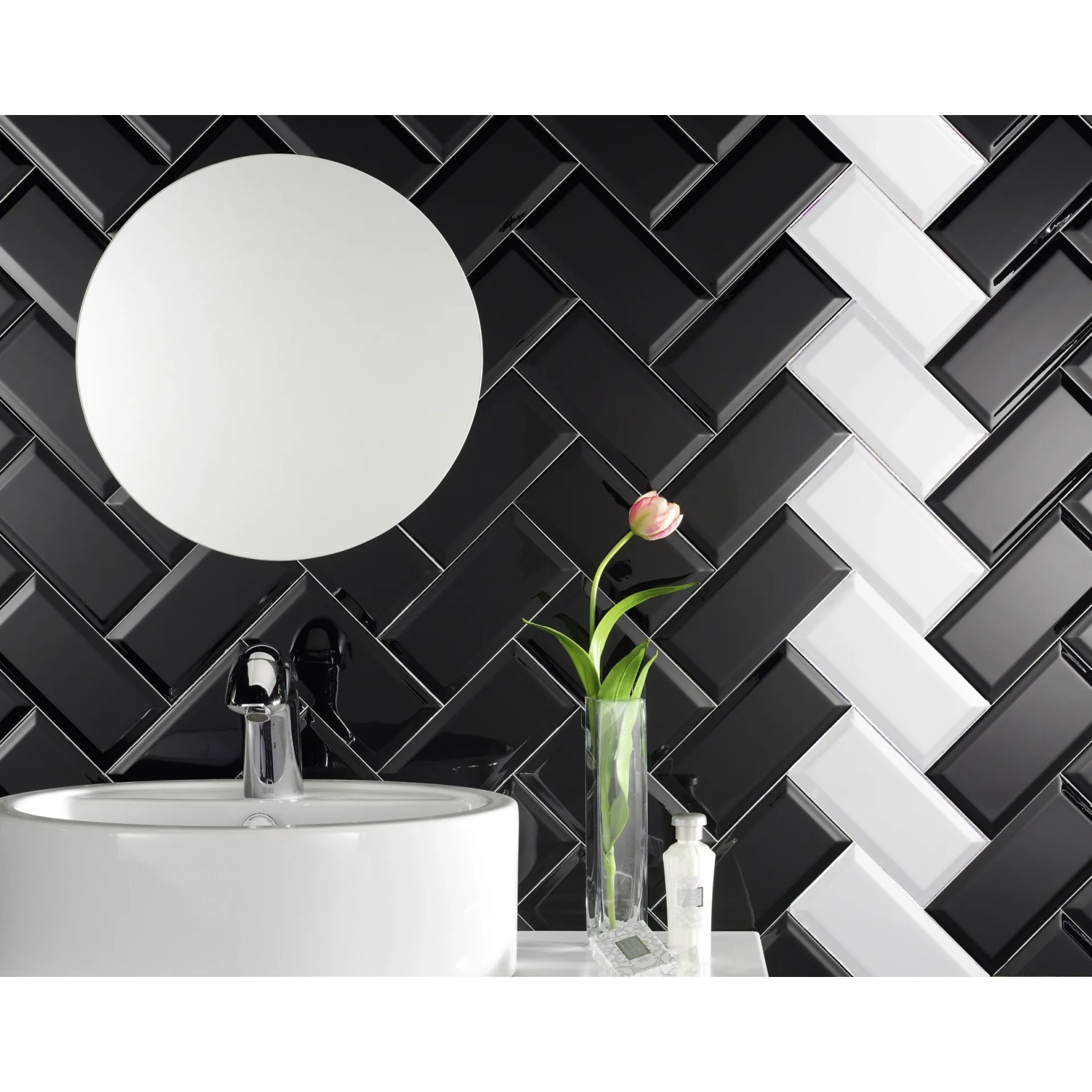 Badezimmer mit Wandfliese Facette Metro Weiß glänzend, 10x20 cm, im Fischgrätmuster verlegt.