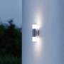 Anthrazitfarbene Steinel Außenleuchte L 910 als Up- und Downlight an einer Wand.