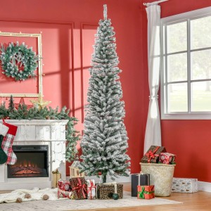 Schlanker, schneebedeckter Furnicato Tannenbaum, 225 cm, als Weihnachtsdeko im Wohnzimmer.