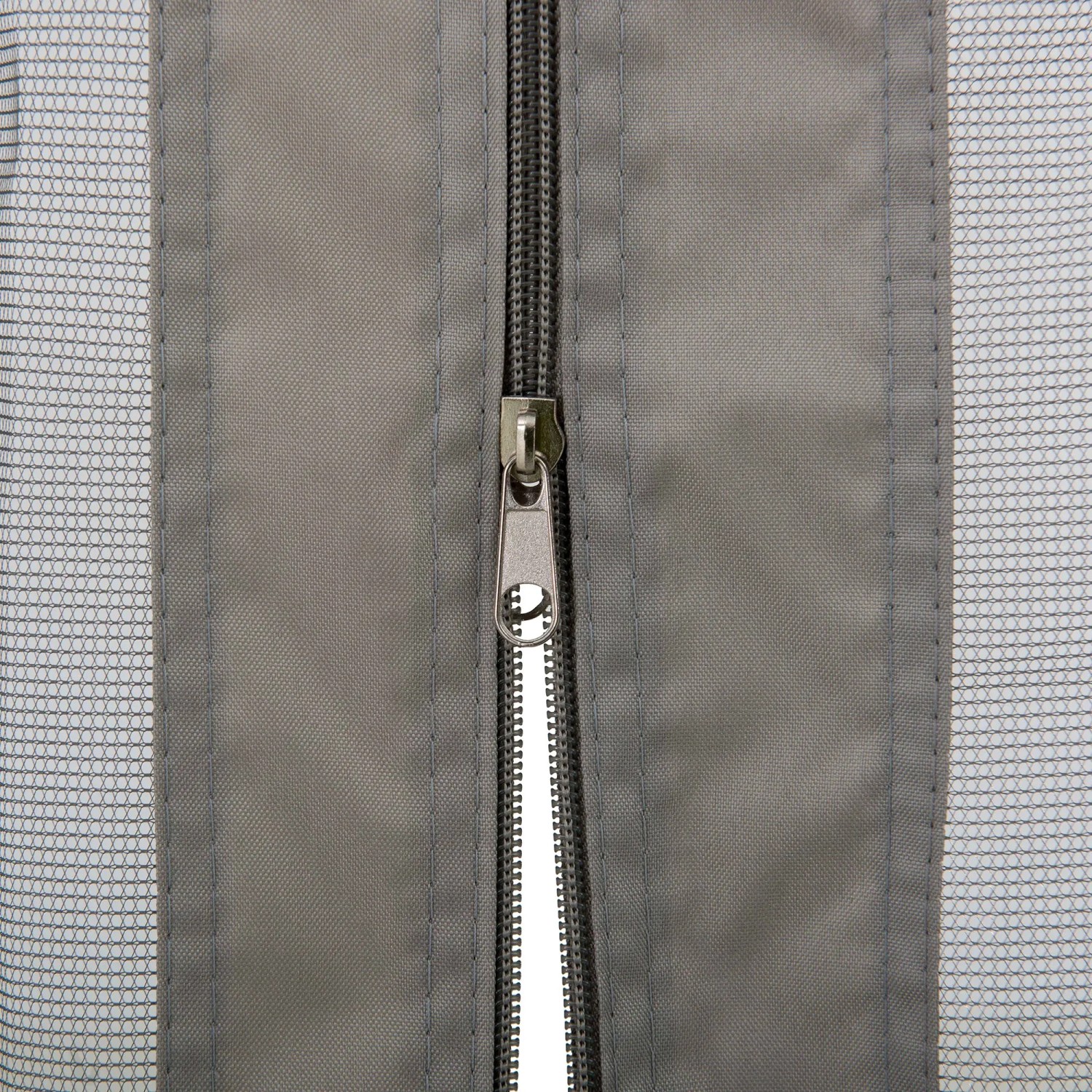 Detailaufnahme: Reißverschluss und Moskitonetz des grauen Sunjoy Pavillons Roseg.