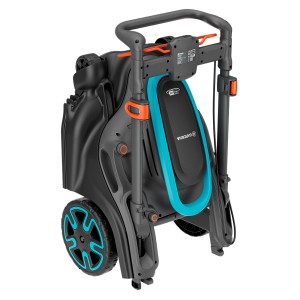 Zusammengeklappter Gardena Akku-Rasenmäher PowerMax Duo 46/36 V mit Fangkorb und Rädern.