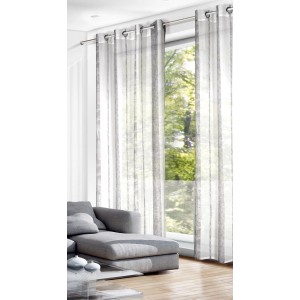 Ösenschal Ferrara in Silber, 245x135 cm, vor Fenster mit Wohnzimmer im Hintergrund.