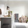 Helle Küche mit PROFHOME Tapete in Weiß und Uni-Muster an der Wand.