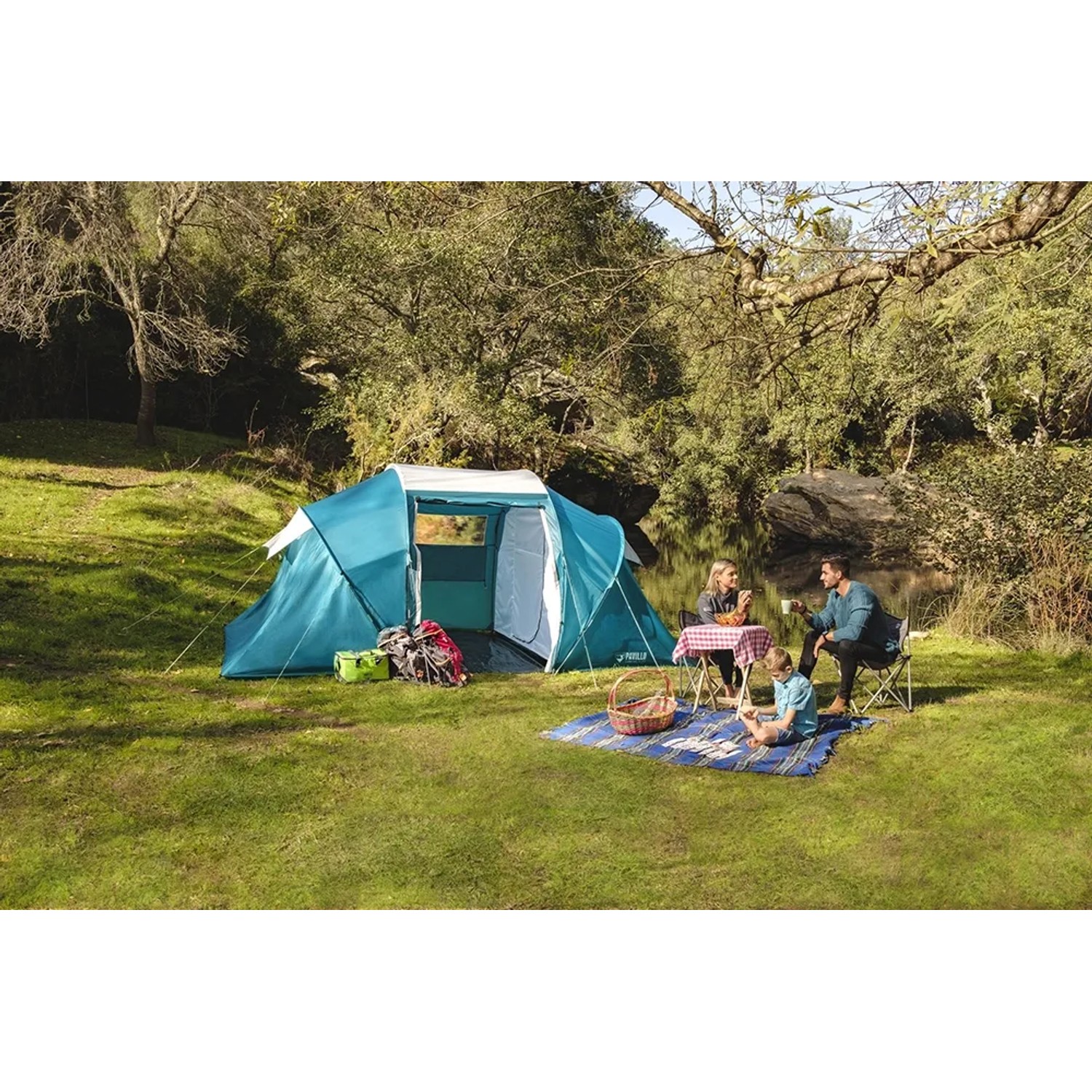 Blaues Pavillo Family Ground 4 Zelt für 4 Personen beim Camping mit Familie.