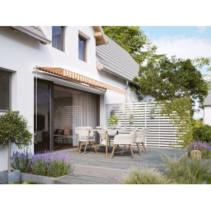 Gelenkarmmarkise Aventura 4x2,5 Gelb-Weiß am Haus mit Sitzgruppe auf Terrasse.
