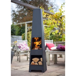 Schwarzer Buschbeck Gartenkamin Malmo mit Holzfach und Feuerstelle im Garten.