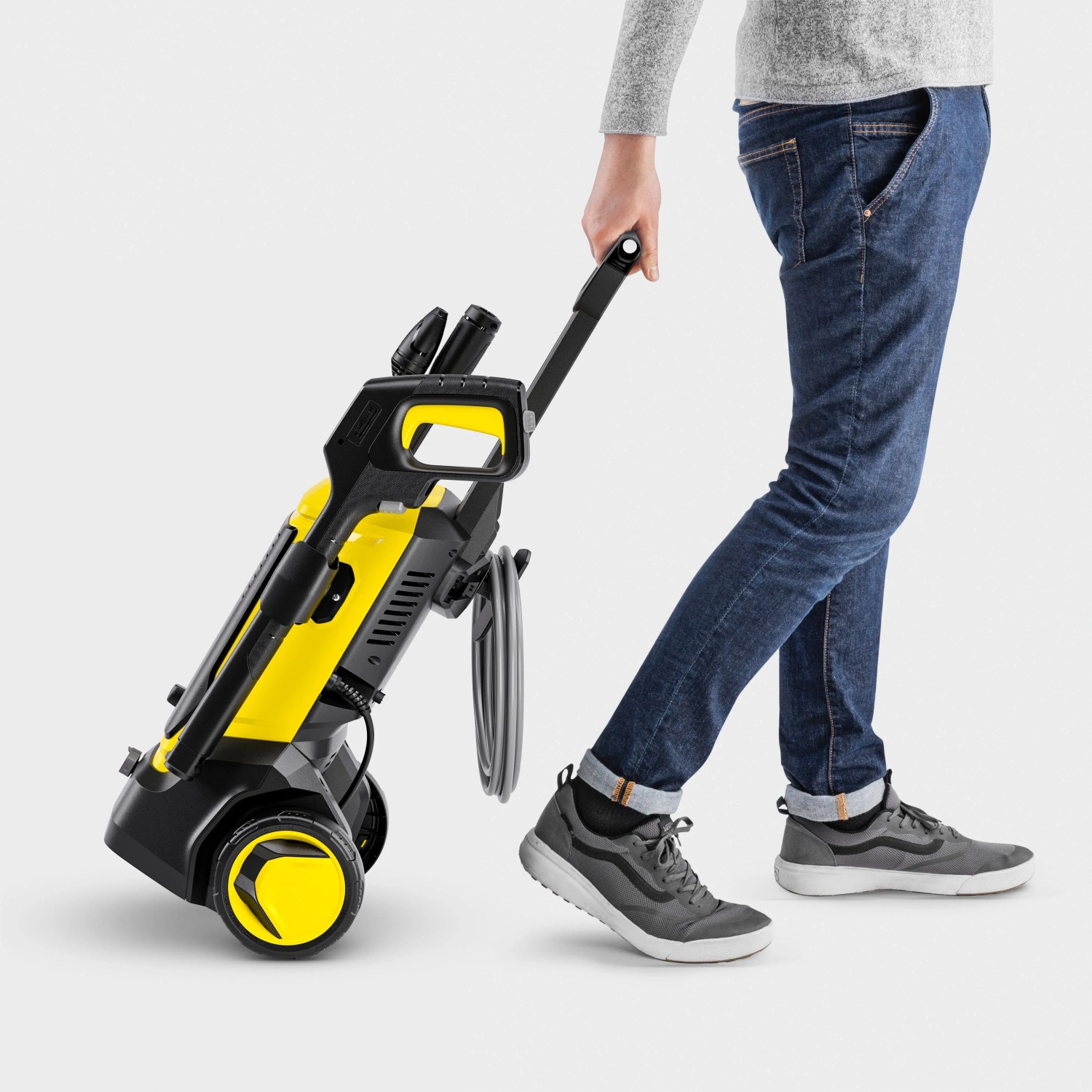 Kärcher Hochdruckreiniger K 6 Flex Home mit Home Kit und ausziehbarem Griff wird gezogen.