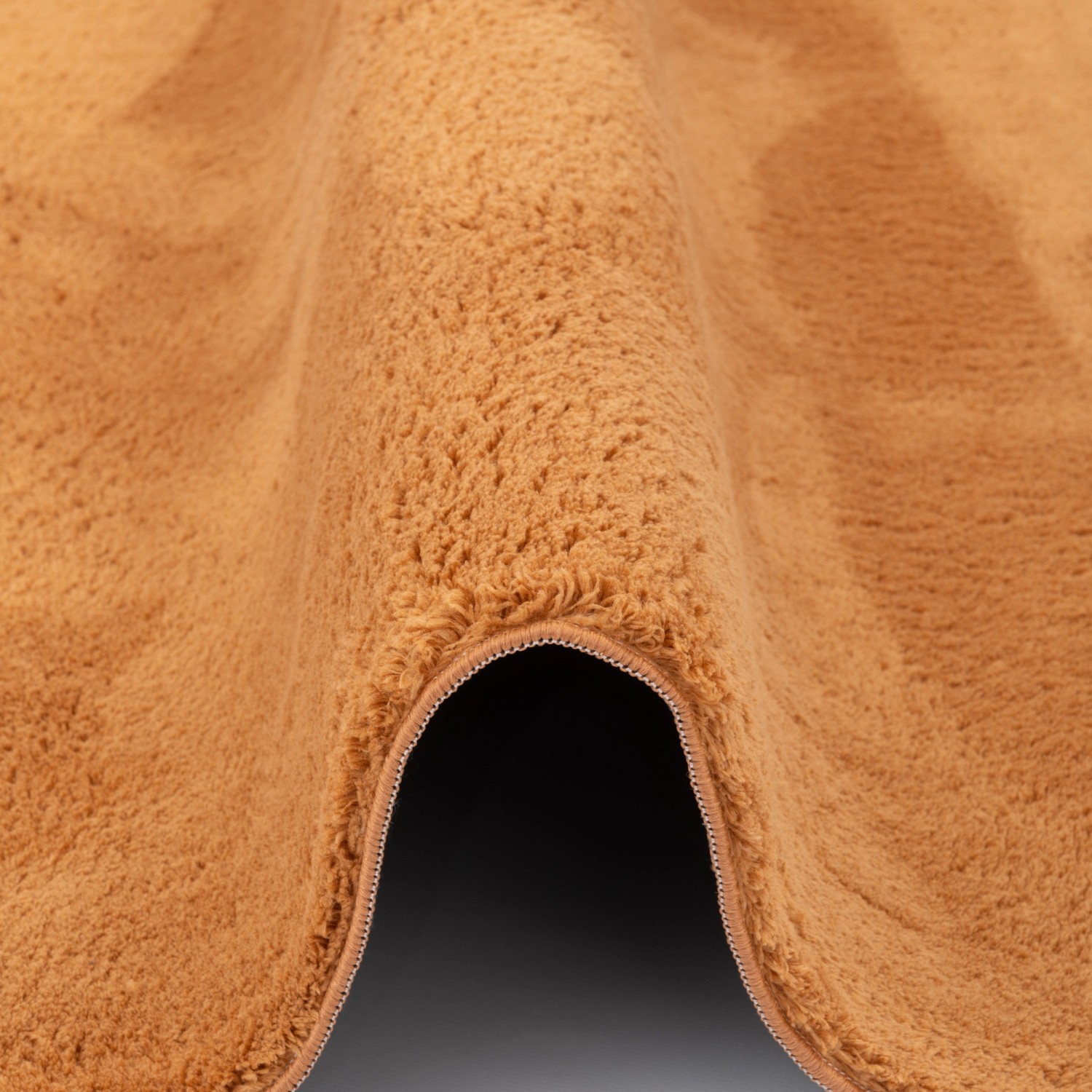 Detailaufnahme: Runder, terrakottafarbener Fellteppich "Pergamon Luxus Super Soft", 120x120cm.