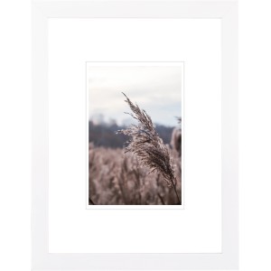 Weißer Holz-Bilderrahmen (18x24 cm) mit Passepartout und Gräser-Motiv.