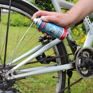 Anwendung von Ballistol Usta Werkstatt-Öl Spray zur Pflege eines Fahrrads.