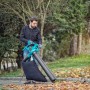 Mann benutzt Gardena Elektro-Laubbläser ErgoJet 3000 zum Laubsaugen im Garten.