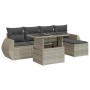 Hellgraue 6-tlg. Garten-Sofagarnitur aus Polyrattan mit Tisch, Sofa und Hocker mit grauen Kissen.