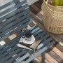 Blaue Outsunny Gartenbank aus Aluminium mit Tasse und Buch auf der Sitzfläche.