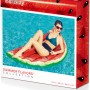 Verpackung der Bestway Luftmatratze Wassermelone (174x89cm) mit Frau auf der Luftmatratze im Pool.