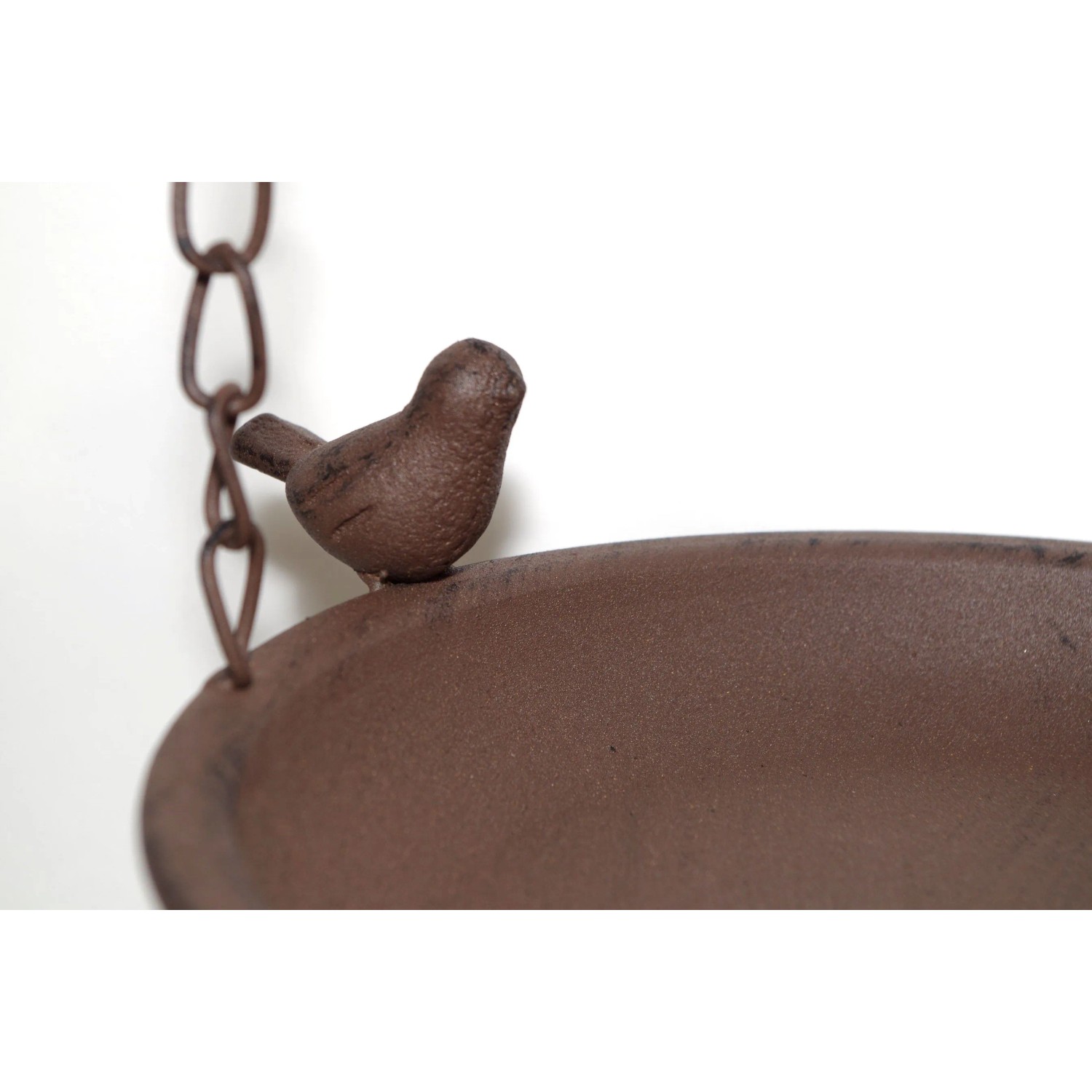 Kobolo Vogeltränke aus Metall in Rostbraun mit Vogel-Figur zum Aufhängen.