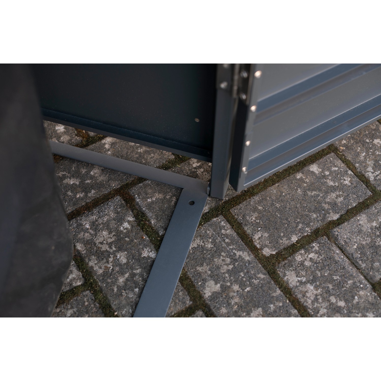 Detailansicht der Westmann Mülltonnenbox Kubus aus Metall, 1er Box in Anthrazit.