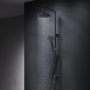 Schwarzes AM.PM Duschsystem Play mit Regendusche und Handbrause im Betrieb.