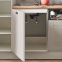 Küchenzeile in Kaschmirgrau mit offenem Spülenschrank und Geschirrspüler. Einbauküche mit Eichen Arbeitsplatte.