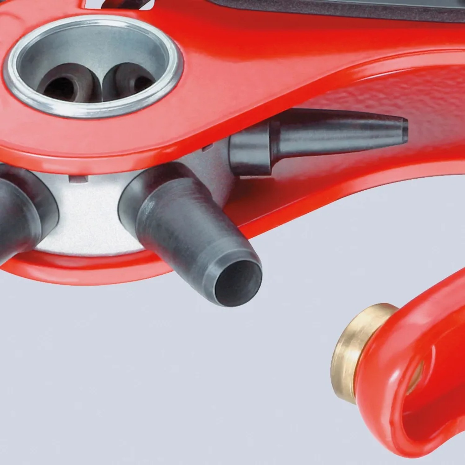 Detailaufnahme der roten Knipex Revolverlochzange (220 mm) mit auswechselbaren Lochpfeifen.