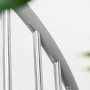 Detailaufnahme: Geländer der Minka Außentreppe Rondo Zink Smart, verzinkte Metallstäbe.