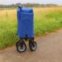 Zusammengefalteter blauer Axi Bollerwagen AB110 für Spiel & Spaß, mit Rädern und Griff.