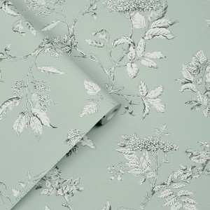 Laura Ashley Vliestapete Elderwood Duck Egg mit floralem Muster auf hellblauem Grund.