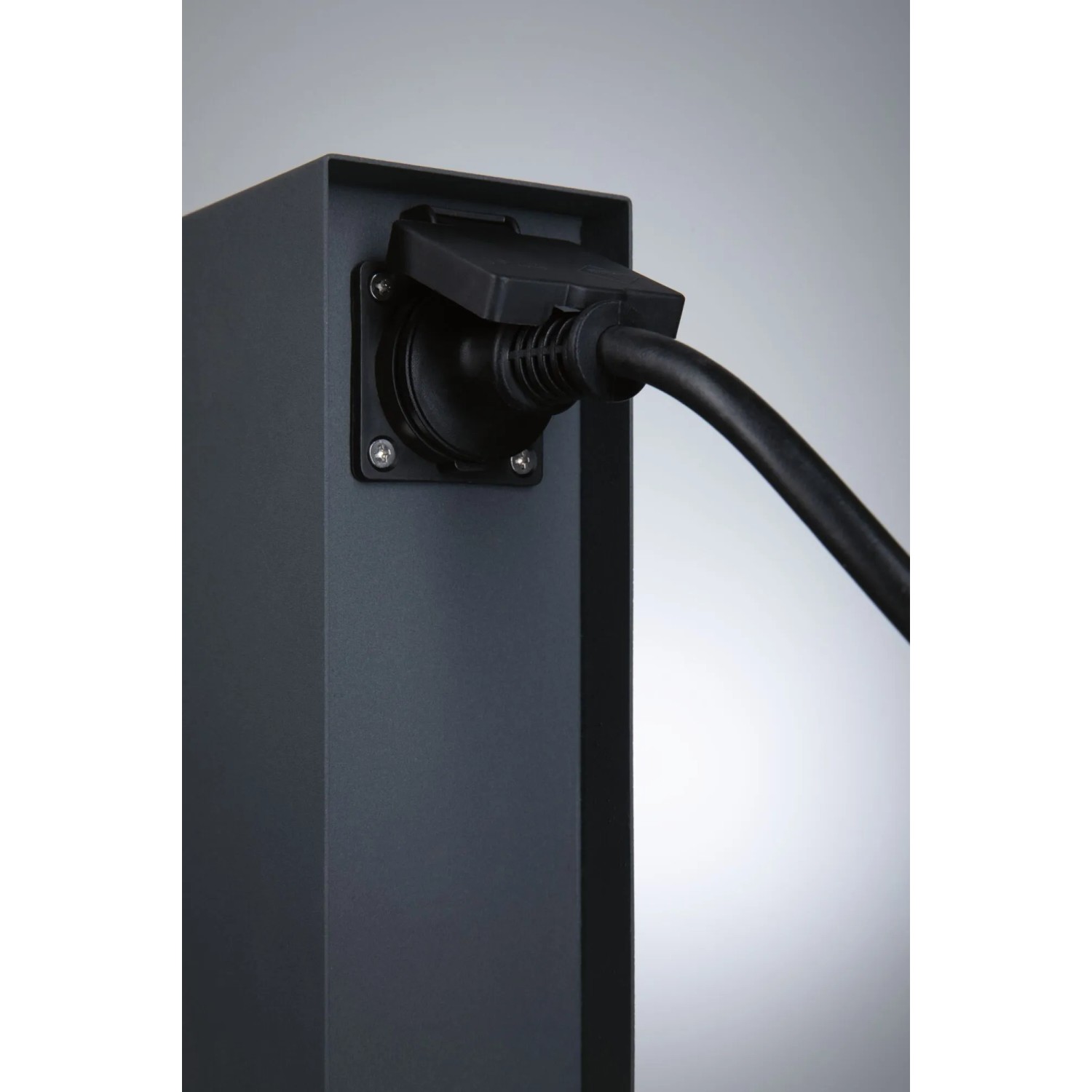 Paulmann Plug & Shine Rio Steckdosensäule mit Dämmerungssensor, anthrazit, mit eingestecktem Kabel.