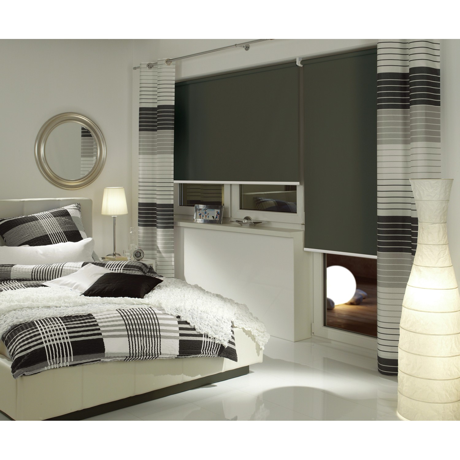 Graues Gardinia Seitenzug-Rollo zur Abdunklung im Schlafzimmer, mit Kettenzug und passender Fensterdekoration.