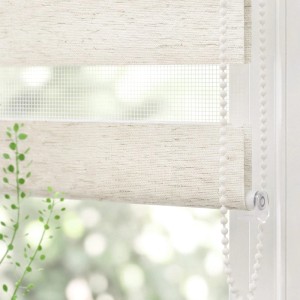 Beiges Doppelrollo mit transparenten und blickdichten Stoffbahnen für Tag-Nacht-Sichtschutz am Fenster. Klemmfix Duo Rollo mit Seitenzug.