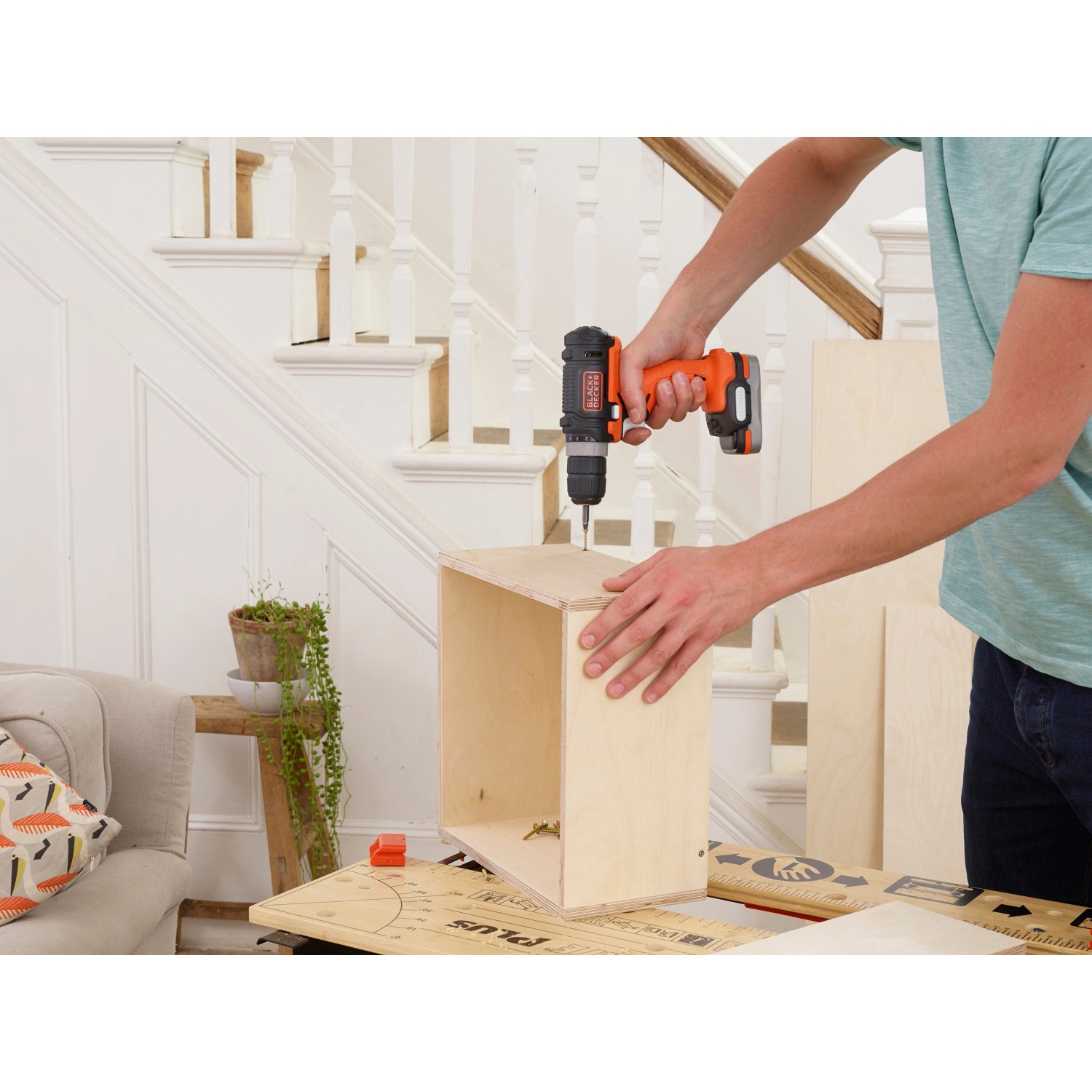 Black+Decker Akku-Bohrschrauber BDCDD12USB Solo beim Schrauben in Holz.