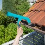 Gardena combisystem Dachrinnenreiniger im Einsatz: Dachrinnen säubern mit Bürste und Schaber.