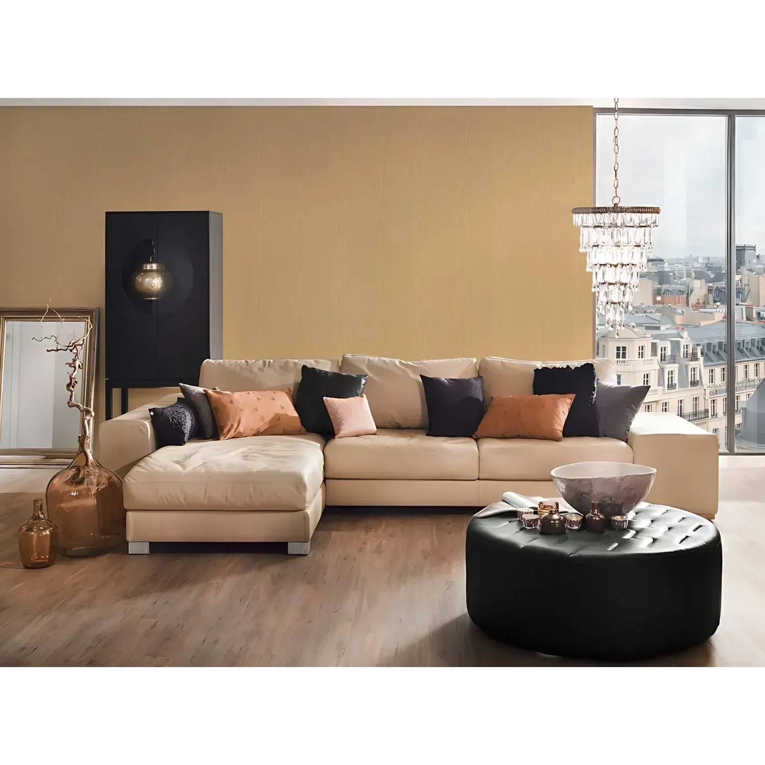 Wohnraum mit gelber PROFHOME Streifen Tapete in Ton-in-Ton Optik.