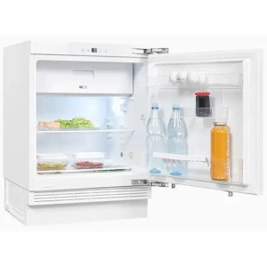 Offener Unterbaukühlschrank der OPTIFIT Verona405 Küchenzeile mit Lebensmitteln.