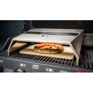 Enders Pizzacover Turbo auf Grill mit Pizza. Grillutensil mit Sichtfenster und Pizzastein.