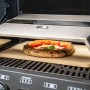 Enders Pizzacover Turbo auf Grill mit Pizza. Grillutensil mit Sichtfenster und Pizzastein.
