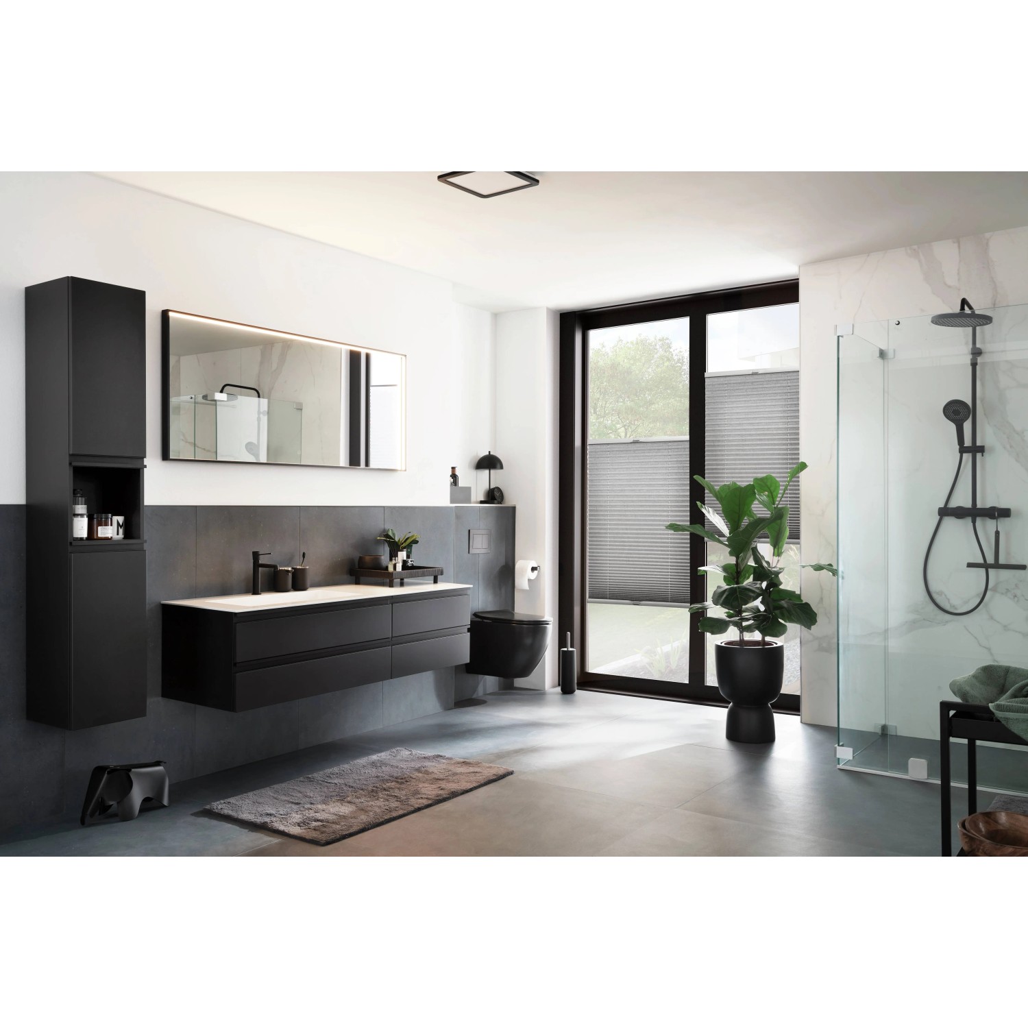 Graues Schöner Wohnen Plissee Milla (80x130 cm) am Fenster im modernen Badezimmer.