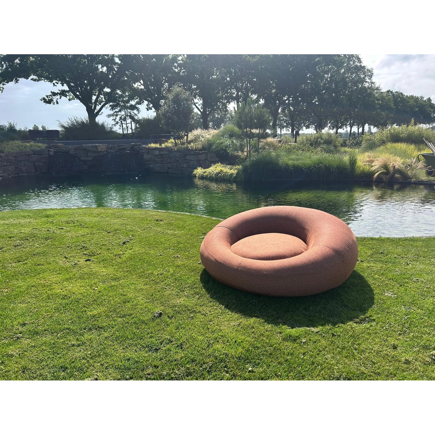 Aufblasbares Best Daybed Rondo in Terracotta, 160x160x60 cm, für Garten und Terrasse.