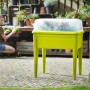 Limegrüner Elho Anzuchttisch Green Basics (73,3x75,7 cm) mit transparentem Deckel im Garten.
