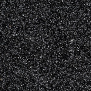 Terralith Kompaktboden Mix Nero 110. Dunkler, granularer Steinteppich aus runden Marmorsteinen, ideal für Böden.