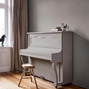 Klavier lackiert mit Alpina Feine Farben Lack No. 02 Nebel im November® Grau edelmatt. Buntlack für Holz und Metall.