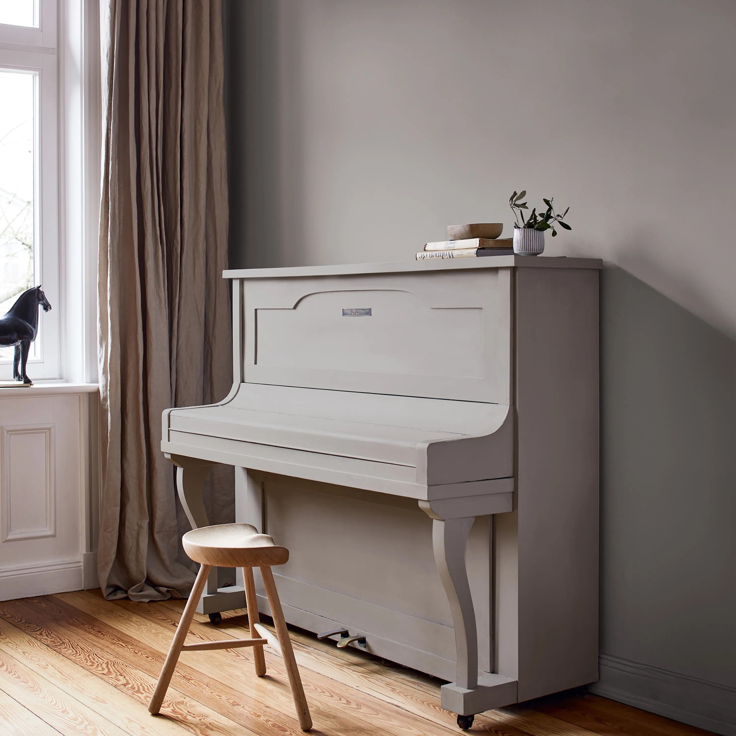Klavier lackiert mit Alpina Feine Farben Lack No. 02 Nebel im November® Grau edelmatt. Buntlack für Holz und Metall.