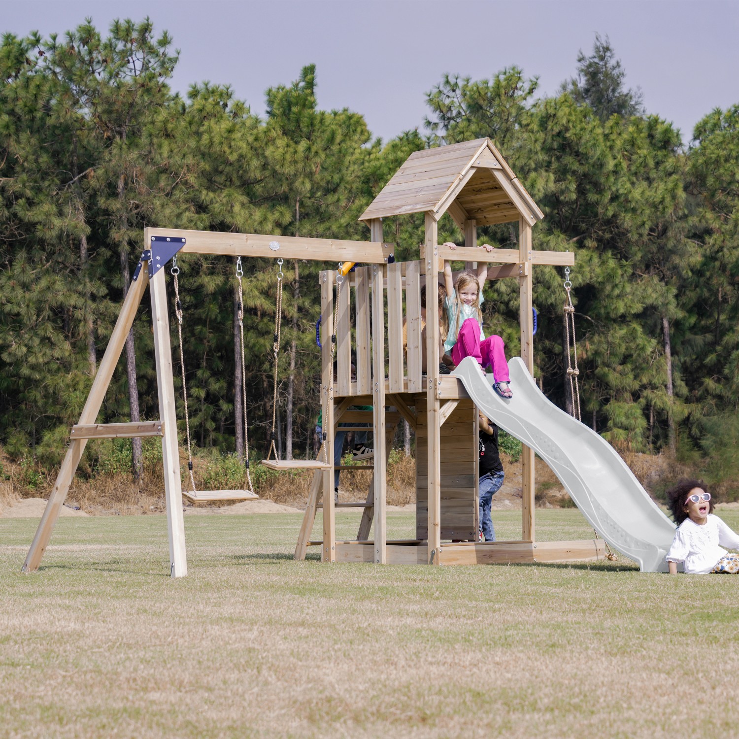 Axi Spielturm Moos mit Doppelschaukel Braun und Rutsche Weiß FSC®