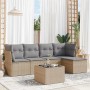 Beige 6-tlg. vidaXL Garten-Sofagarnitur aus Rattan mit hellgrauen Kissen und Tisch mit Glasplatte.