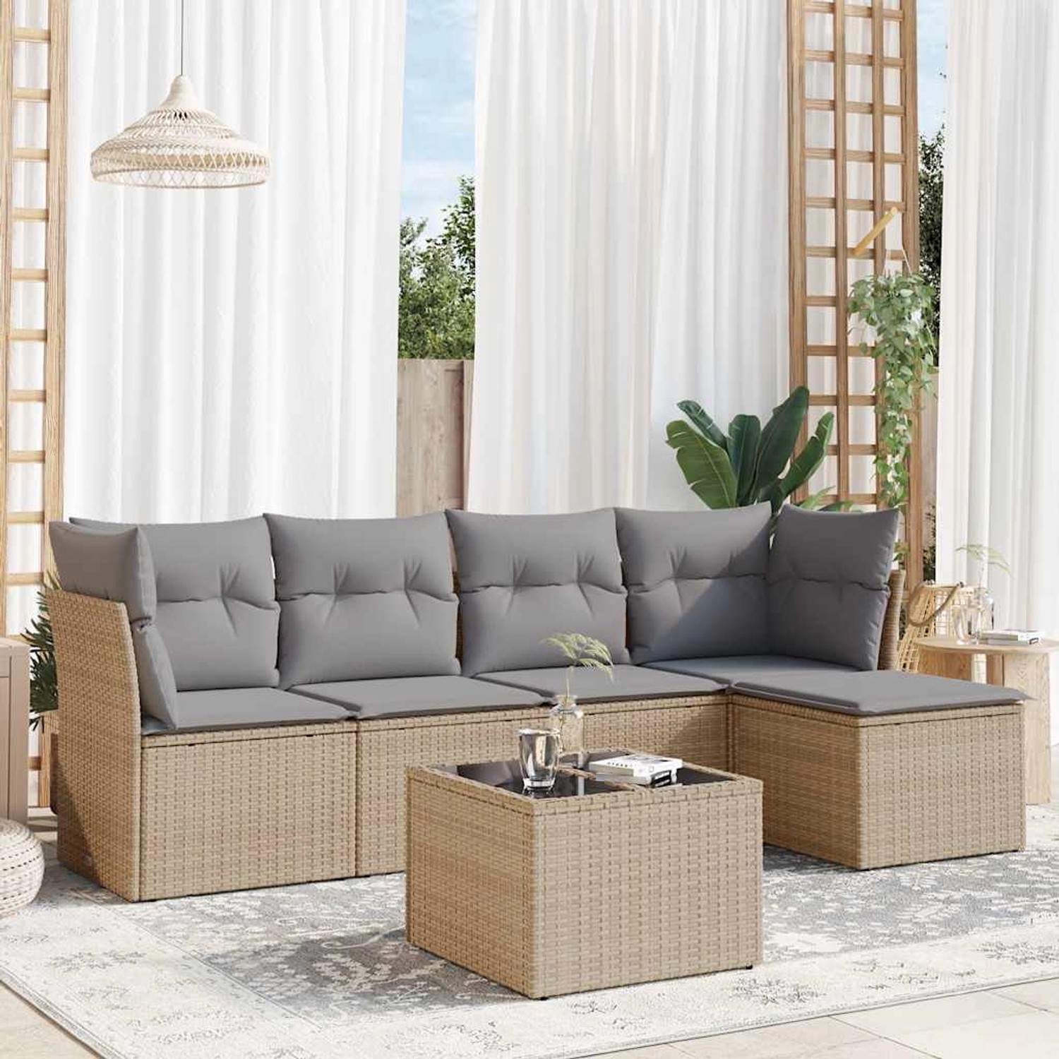 Beige 6-tlg. vidaXL Garten-Sofagarnitur aus Rattan mit hellgrauen Kissen und Tisch mit Glasplatte.